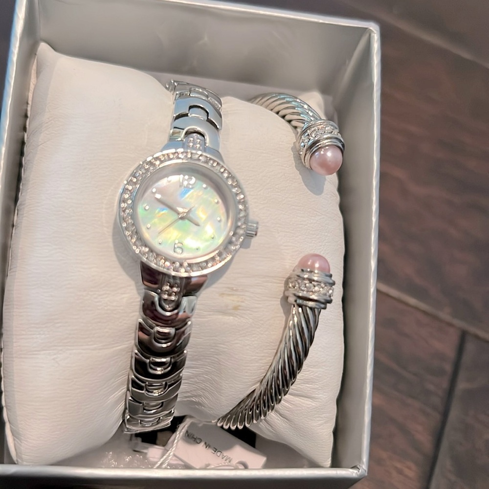 Watch mother of pearl with open bracelet NIB
